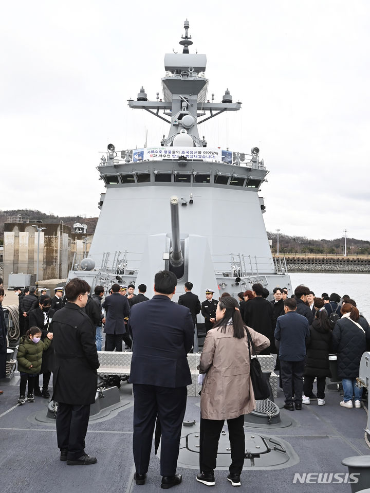 [평택=뉴시스] 김종택기자 = 26일 경기도 평택시 해군 제2함대사령부에서 열린 '제14주기 천안함 46용사 추모식'을 마친 유가족과 참석자들이 신형 천안함을 둘러보고 있다. 2024.03.26. jtk@newsis.com