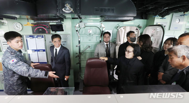 [평택=뉴시스] 김종택기자 = 제14주기 천안함 46용사 추모식이 거행된 26일 경기도 평택시 해군 제2함대사령부에서 유가족들이 천안함 함교를 둘러보고 있다. 2024.03.26. jtk@newsis.com