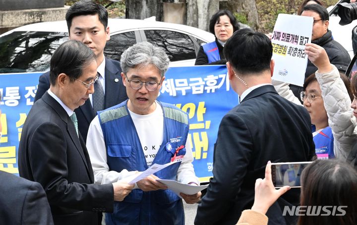 [서울=뉴시스] 황준선 기자 = 한덕수 국무총리가 26일 오후 의료계 주요 관계자들을 만나기 위해 서울 종로구 서울대학교 의과대학 연건동 캠퍼스 대회의실로 향하던 중 서울대병원 노동조합 조합원들과 대화를 나누고 있다. (공동취재) 2024.03.26. photo@newsis.com