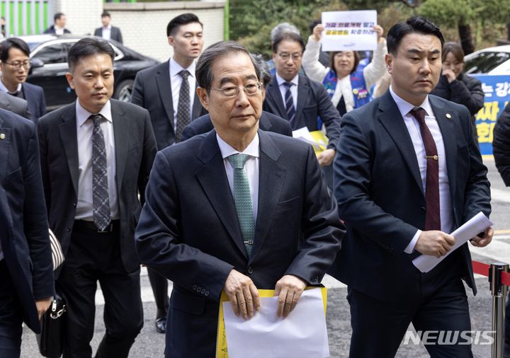 [서울=뉴시스] 황준선 기자 = 한덕수 국무총리가 26일 오후 서울 종로구 서울대학교 의과대학 연건동 캠퍼스에서 의료계 주요 관계자들과 의료개혁에 대한 논의를 하기 위해 이동하고 있다. (공동취재) 2024.03.26. photo@newsis.com