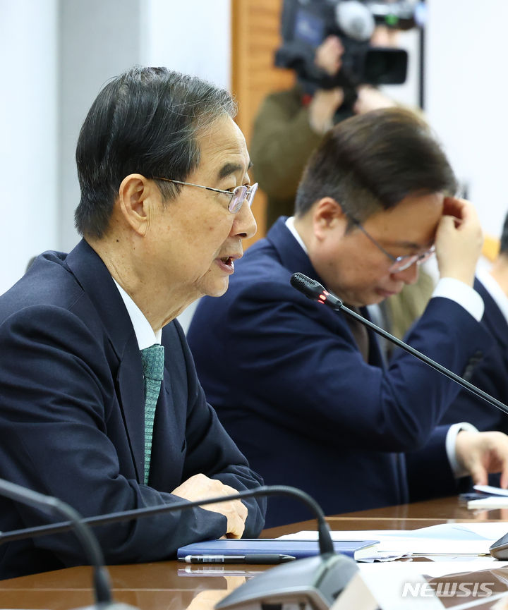 [서울=뉴시스] 황준선 기자 = 한덕수 국무총리가 26일 서울 종로구 서울대학교 연건캠퍼스 의과대학에서 열린 의료 개혁 관련 현안 논의에서 인사말을 하고 있다. 2024.03.26. hwang@newsis.com