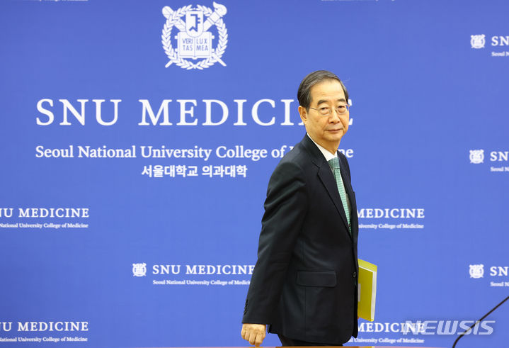 [서울=뉴시스] 황준선 기자 = 한덕수 국무총리가 26일 서울 종로구 서울대학교 연건캠퍼스 의과대학에서 열린 의료 개혁 관련 현안 논의에 참석하고 있다. 2024.03.26. hwang@newsis.com