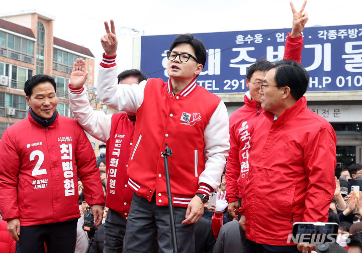 [울산=뉴시스] 추상철 기자 = 한동훈 국민의힘 비상대책위원장이 26일 오후 울산 북구 호계시장에서 발언하고 있다. 2024.03.26. scchoo@newsis.com