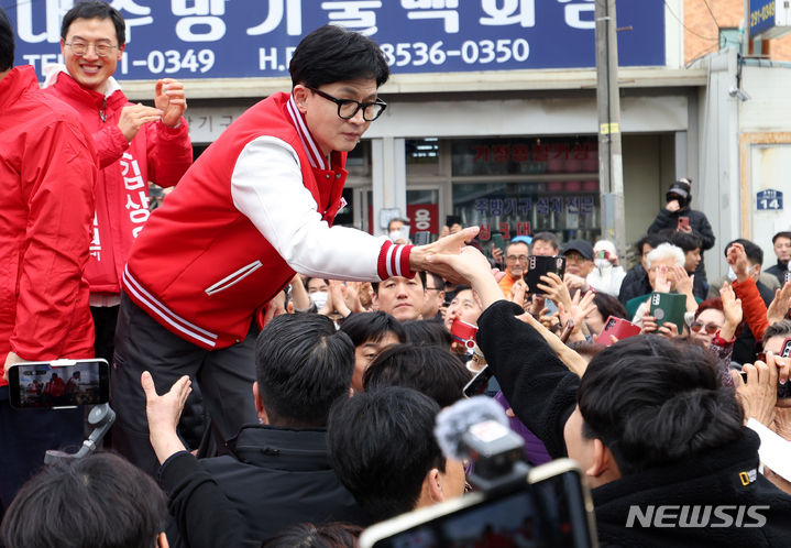 [울산=뉴시스] 추상철 기자 = 한동훈 국민의힘 비상대책위원장이 26일 오후 울산 북구 호계시장에서 시민들과 인사하고 있다. 2024.03.26. scchoo@newsis.com