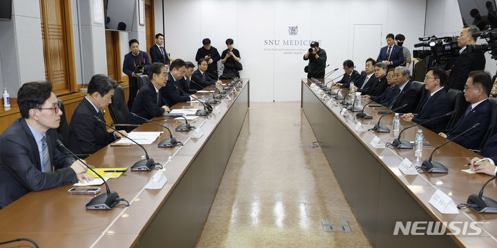 [서울=뉴시스] 황준선 기자 = 한덕수 국무총리가 지난 26일 서울 종로구 서울대학교 연건캠퍼스 의과대학에서 열린 의료 개혁 관련 현안 논의에서 인사말을 하고 있다. (공동취재) 2024.03.26. photo@newsis.com