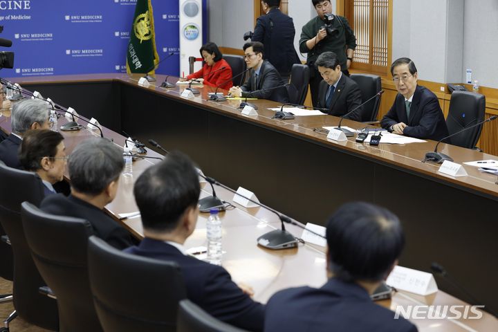 [서울=뉴시스] 황준선 기자 = 한덕수 국무총리가 26일 서울 종로구 서울대학교 연건캠퍼스 의과대학에서 열린 의료 개혁 관련 현안 논의에서 인사말을 하고 있다. (공동취재) 2024.03.26. photo@newsis.com