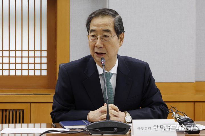 [서울=뉴시스] 황준선 기자 = 한덕수 국무총리가 26일 서울 종로구 서울대학교 연건캠퍼스 의과대학에서 열린 의료 개혁 관련 현안 논의에서 인사말을 하고 있다. (공동취재) 2024.03.26. photo@newsis.com
