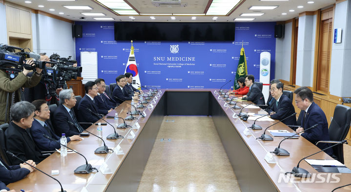 [서울=뉴시스] 황준선 기자 = 한덕수(오른쪽 두 번째) 국무총리가 26일 서울 종로구 서울대학교 연건캠퍼스 의과대학에서 열린 의료 개혁 관련 현안 논의에서 인사말을 하고 있다. 2024.03.26. hwang@newsis.com