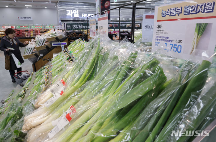 [서울=뉴시스] 최진석 기자 = 한국농수산식품유통공사(aT) 농산물 유통정보에 따르면 지난 25일 기준 대파 소매가격은 1kg에 2751원으로 나타났다. 이는 1개월전과 비교해 37.7% 하락한 수치이다. 정부가 농산물 가격 안정을 위해 납품단가 지원 규모를 기존 204억원에서 959억원으로 늘리는 방안이 포함된 1500억원 규모의 긴급 농축산물 가격 안정자금을 투입한 이후 농산물 품목 가격은 안정세를 되찾는 모습이다. 사진은 26일 서울 한 대형마트 채소코너의 모습. 2024.03.26. myjs@newsis.com