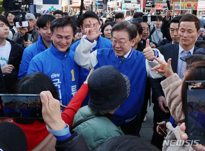 [서울=뉴시스] 이영환 기자 = 이재명 더불어민주당 대표와 류삼영 동작을 후보가 26일 오후 서울 동작구 중앙대학교병원 앞에서 시민들에게 인사를 하고 있다. 2024.03.26. 20hwan@newsis.com