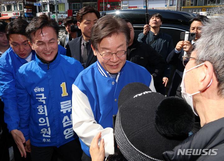 [서울=뉴시스] 이영환 기자 = 이재명 더불어민주당 대표와 류삼영 동작을 후보가 26일 오후 서울 동작구 중앙대학교병원 앞에서 시민들에게 인사를 하고 있다. 2024.03.26. 20hwan@newsis.com