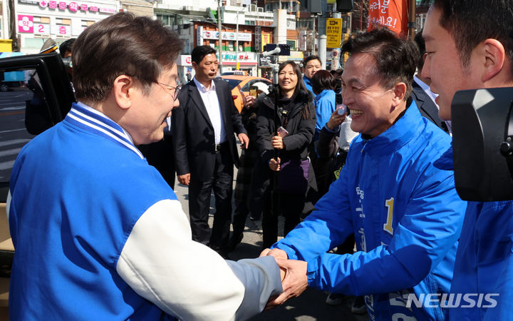[서울=뉴시스] 이영환 기자 = 이재명 더불어민주당 대표와 류삼영 동작을 후보가 26일 오후 서울 동작구 중앙대학교병원 앞에서 악수를 하고 있다. 2024.03.26. 20hwan@newsis.com