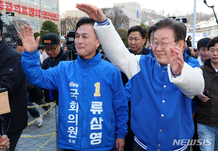[서울=뉴시스] 이영환 기자 = 이재명 더불어민주당 대표와 류삼영 동작을 후보가 26일 오후 서울 동작구 중앙대학교병원 앞에서 시민들에게 인사를 하고 있다. 2024.03.26. 20hwan@newsis.com