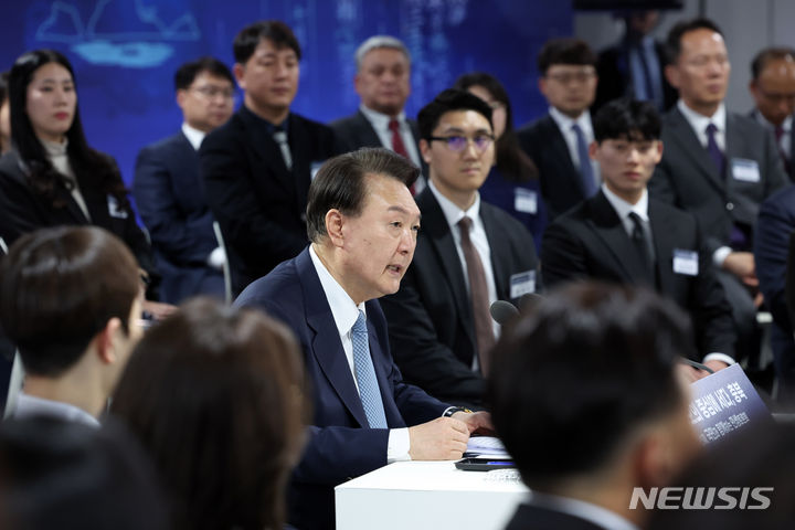 [청주=뉴시스] 조수정 기자 = 윤석열 대통령이 26일 충북 청주시 동부창고에서 '첨단바이오의 중심에 서다, 충북'을 주제로 열린 스물네 번째 국민과 함께하는 민생토론회에서 발언하고 있다. 2024.03.26. chocrystal@newsis.com