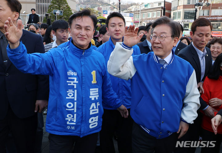 [서울=뉴시스] 이영환 기자 = 이재명 더불어민주당 대표와 류삼영 동작을 후보가 26일 오후 서울 동작구 중앙대학교병원 앞에서 시민들에게 인사를 하고 있다. 2024.03.26. 20hwan@newsis.com