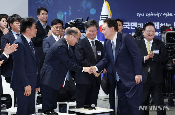 [청주=뉴시스] 조수정 기자 = 윤석열 대통령이 26일 충북 청주시 동부창고에서 '첨단바이오의 중심에 서다, 충북'을 주제로 열린 스물네 번째 국민과 함께하는 민생토론회에 입장하며 참석자들과 인사하고 있다. 2024.03.26. chocrystal@newsis.com