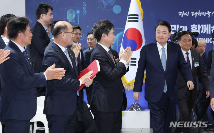 [청주=뉴시스] 조수정 기자 = 윤석열 대통령이 26일 충북 청주시 동부창고에서 '첨단바이오의 중심에 서다, 충북'을 주제로 열린 스물네 번째 국민과 함께하는 민생토론회에 입장하고 있다. 2024.03.26. chocrystal@newsis.com