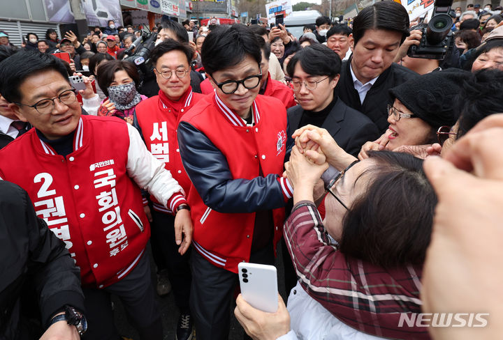 [울산=뉴시스] 추상철 기자 = 한동훈 국민의힘 비상대책위원장이 26일 오후 울산 동구 동울산종합시장에서 시민들과 인사하고 있다. 2024.03.26. photo@newsis.com