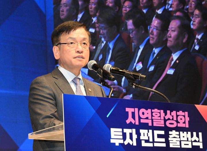 [서울=뉴시스] 기획재정부는 15일 충남도청 대회의실에서 '2025년도 지역활성화 투자 펀드 로드쇼'를 개최했다고 밝혔다. 사진은 최상목 부총리 겸 기획재정부 장관이 지난해 3월 26일 오후 충남 천안시청에서 열린 지역활성화 투자 펀드 출범식에 참석해 개회사를 하고 있는 모습. (사진=기획재정부 제공) 2024.03.26. photo@newsis.com *재판매 및 DB 금지