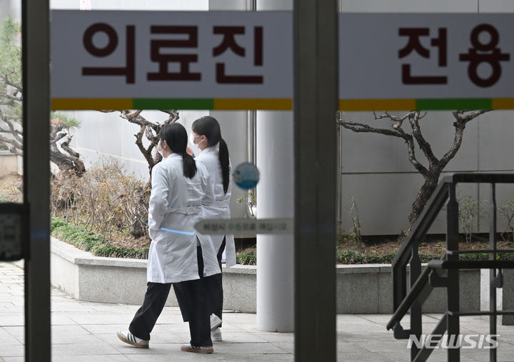 [광주=뉴시스] 박기웅 기자 = 광주 동구 전남대병원 에서 의료진이 이동하고 있다. 2024.03.26. photo@newsis.com