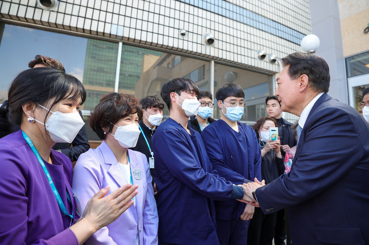 [서울=뉴시스] 윤석열 대통령이 26일 충북 청주 한국병원에서 의료진과 간담회를 마친 뒤 환송나온 직원들과 인사하고 있다. (사진=대통령실 제공) 2024.03.26. photo@newsis.com *재판매 및 DB 금지