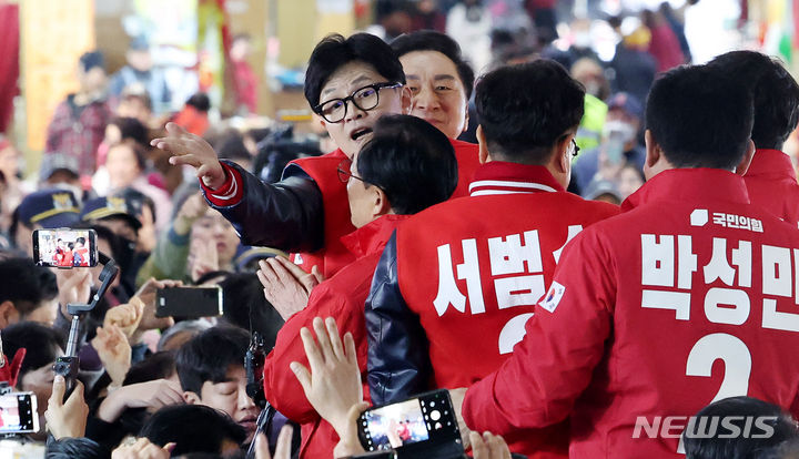 [울산=뉴시스] 추상철 기자 = 한동훈 국민의힘 비상대책위원장이 26일 오후 울산 남구 신정시장에서 제22대 총선 울산 지역 후보자들과 함께 시민에게 인사하고 있다. 2024.03.26. photo@newsis.com