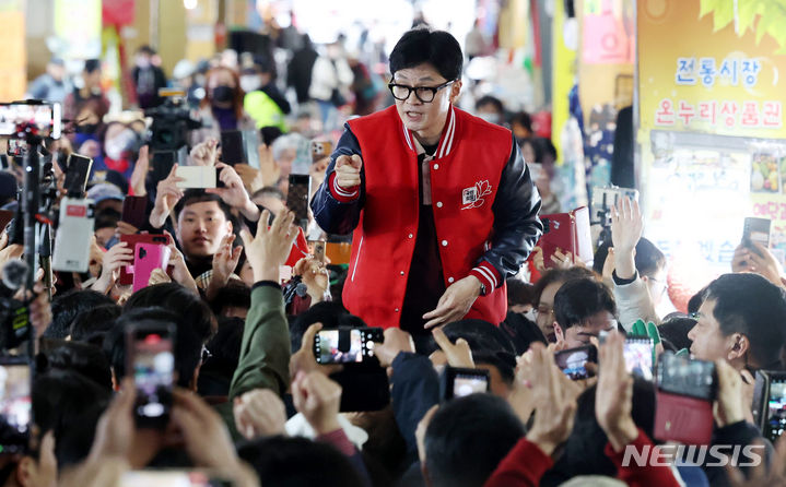 [울산=뉴시스] 추상철 기자 = 한동훈 국민의힘 비상대책위원장이 26일 오후 울산 남구 신정시장에서 발언하고 있다. 2024.03.26. photo@newsis.com