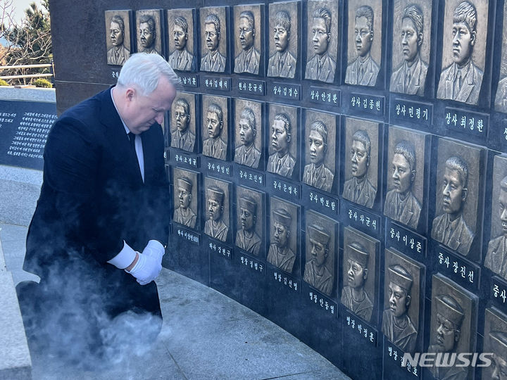 [백령도=뉴시스] 조수원 수습기자 = 인요한 국민의미래 선거대책위원장이 26일 인천 옹진군 백령도 천안함 46용사 위령탑을 참배하고 있다. 2024.03.26. tide1@newsis.com