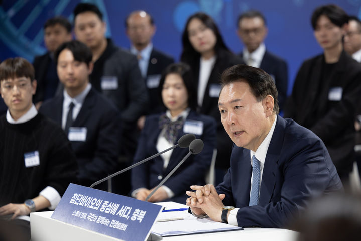 [서울=뉴시스]&nbsp; 윤석열 대통령이 26일 충북 청주시 동부창고에서 '첨단바이오의 중심에 서다, 충북'을 주제로 열린 스물네 번째 국민과 함께하는 민생토론회에서 발언하고 있다. (사진=대통령실 제공) 2024.03.26. photo@newsis.com *재판매 및 DB 금지