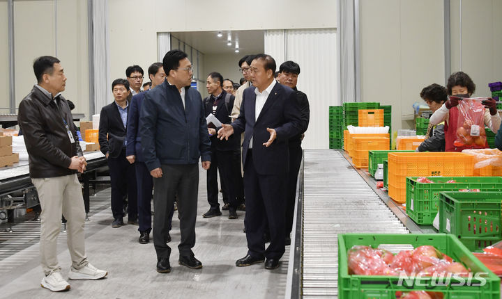 [서울=뉴시스] 김진아 기자 = 김병환 기획재정부 차관이 26일 오후 충북 보은군 보은 과수거점 APC를 방문, 사과 선별장 및 저온저장고 등 시찰하며 관계자의 설명을 듣고 있다. (사진=기획재정부 제공) 2024.03.26. photo@newsis.com