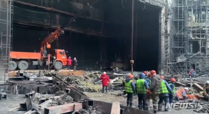 [모스크바=AP/뉴시스] 지난해 3월26일(현지 시간) 크로쿠스 시청 공연장 테러 현장에서 구조대가 수색을 진행하고 있다. (사진=뉴시스DB)