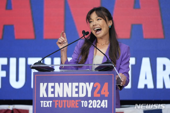 [오클랜드=AP/뉴시스] 미국 대선에 무소속으로 출마한 로버트 F. 케네디 주니어 후보가 러닝메이트로 지명한 니콜 섀너핸이 26일(현지시각) 캘리포니아 오클랜드 유세에서 수락 연설을 하고 있다. 2024.03.27. 