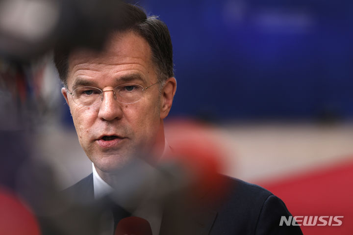 [브뤼셀(벨기에)=AP/뉴시스]마크 루테 네덜란드 총리가 지난 21일 유럽연합(EU) 정상회의 참석을 위해 벨기에 브뤼셀에 도착, 기자들과 이야기하고 있다. 중국의 기술 접근을 제한하려는 어떠한 시도도 중국의 발전을 막을 수는 없을 것이라고 시진핑(習近平) 중국 국가주석이 27일 중국을 방문한 마크 루테 네덜란드 총리에게 말했다. 2024.03.27. 