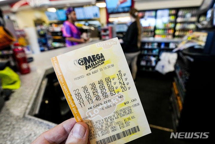 [케네소=AP/뉴시스] 미국의 복권 메가 밀리언스(Mega Millions)의 당첨금 약 1조5255억원의 주인공이 나타났다고 AP통신이 26일(현지시각) 보도했다. 사진은 해당 복권. 2024.03.28.