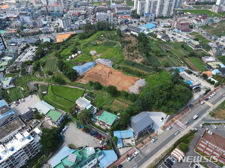 [고성(경남)=뉴시스] 신정철 기자= 경남 고성군은 고성읍 동외리 404-1번지 일원의 낮은 구릉(해발 32.5m)에 형성된 ‘고성 동외동 패총’이 역사적·학술적 가치를 인정받아 국가 유산 ‘고성 동외동 유적’으로 지정 예고 됐다고 27일 밝혔다.사진은 동외동 유적 전경.(사진=뉴시스DB).2024.03.27. sin@newsis.com