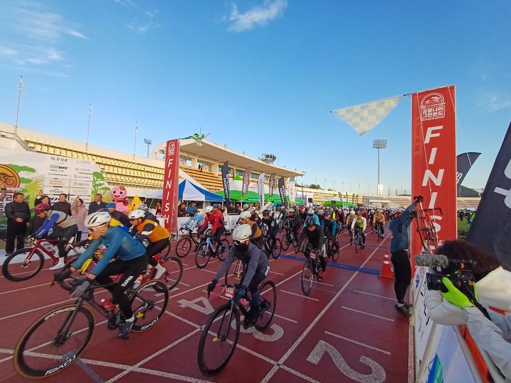 [고성(경남)=뉴시스] 신정철 기자= 경남 고성군(군수 이상근)에서 오는 30일 1900여 명의 자전거 동호인들이 참가하는 ‘2024 공룡나라 그란폰도(자전거대회)’가 개최된다.사진은 지난해 대회 모습.(사진=고성군 제공).2024.03.27. photo@newsis.com *재판매 및 DB 금지