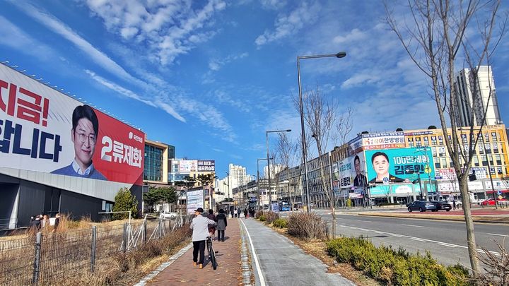 [세종=뉴시스] 송승화 기자 = 서로 마주보고 있는 세종 갑 선거구 (왼쪽)국민의힘 류제화, 새로운미래 김종민 후보 선거사무소. 2024.03.27. ssong1007@newsis.com *재판매 및 DB 금지