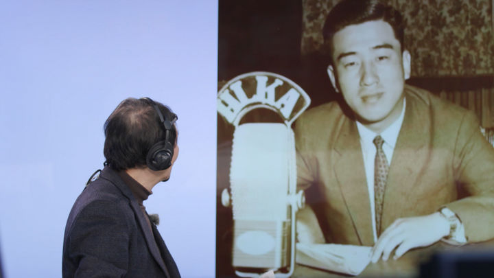 [서울=뉴시스] 27일 오후 10시15분 방송되는 KBS 2TV 교양물 '김이나의 비인칭시점'에서는 인공지능(AI) 기술로 복원된 임택근 전 아나운서의 목소리가 공개된다. (사진=KBS 2TV '김이나의 비인칭시점' 제공) 2024.03.27. photo@newsis.com *재판매 및 DB 금지