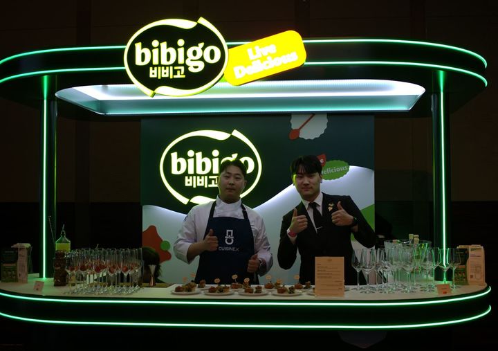 지난 26일 그랜드 인터컨티넨탈 서울 파르나스 호텔에서 열린 'Asia’s 50 Best Restaurants 2024' 시상식에 마련된 CJ제일제당 비비고 부스에서 퀴진케이 소속 영셰프들이 비비고 제품을 활용해 개발한 K푸드 케이터링 메뉴를 선보이고 있다.(사진=CJ제일제당 제공) *재판매 및 DB 금지