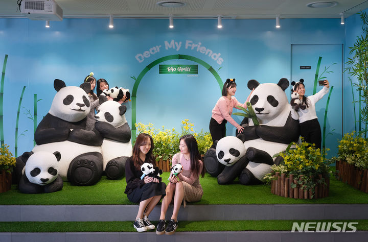 [서울=뉴시스]신라면세점, 바오패밀리 팝업존.2024.03.27.(사진=신라면세점 제공)photo@newsis.com