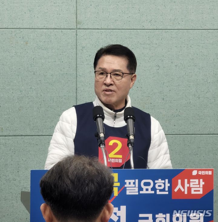 [전주=뉴시스] 김민수 기자= 국민의힘 전주을 정운천 후보가 27일 전북도의회 기자실에서 방송토론회 불참을 선언한 더불어민주당 이성윤 후보에 대해 불법적인 행위라고 비판하고 있다. 2024.03.27 leo@newsis.com *재판매 및 DB 금지