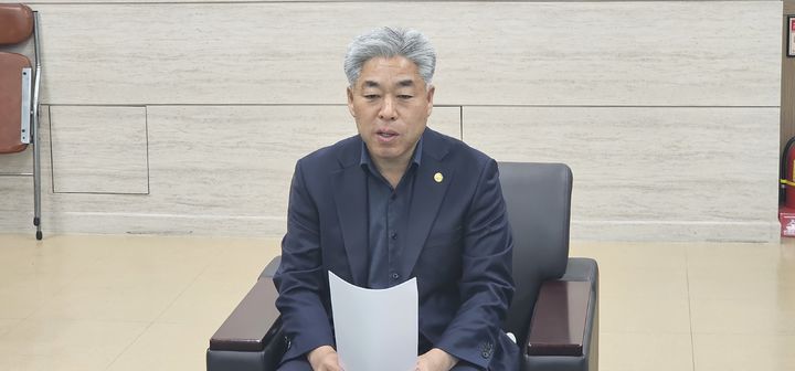 [청주=뉴시스] 김재광 기자 = 천범산 충북도교육청 부교육감이 27일 도교육청 브리핑실에서 교원지위법 시행령 개정에 따른 교권보호 방안을 설명하고 있다. 2024.03.27. kipoi@newsis.com *재판매 및 DB 금지