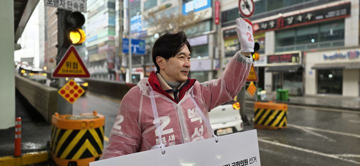 [부산=뉴시스] 부산 북구 화명고가교 인근에서 국민의힘 박성훈 부산 북구을 후보가 시민들에게 인사를 하고 있다. (사진=박성훈 후보 선거사무소 제공) 2024.03.27. photo@newsis.com *재판매 및 DB 금지