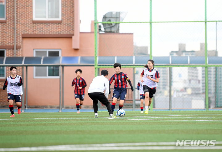 [오산=뉴시스] 오산정보고 여자축구선수들이 새로 조성된 인조잔디운동장에서 훈련하고 있는 모습 (사진=오산시 제공) 2024.03.27. photo@newsis.com