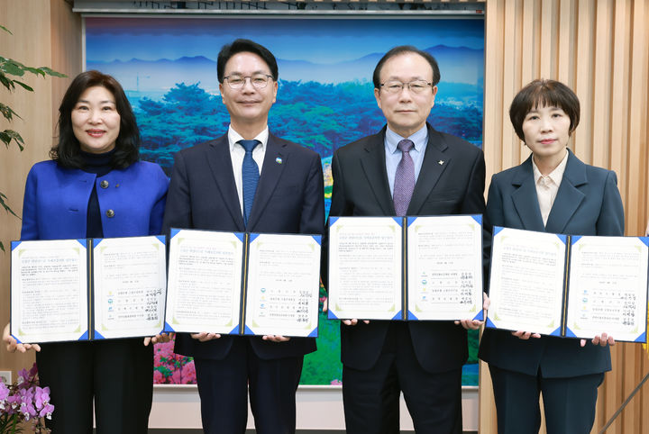 27일 고창군청에서 열린 '소상공인 융자지원을 위한 업무협약(MOU)', 심덕섭 군수(왼쪽 두번째)를 비롯한 참석자들이 기념사진을 찍고 있다. *재판매 및 DB 금지