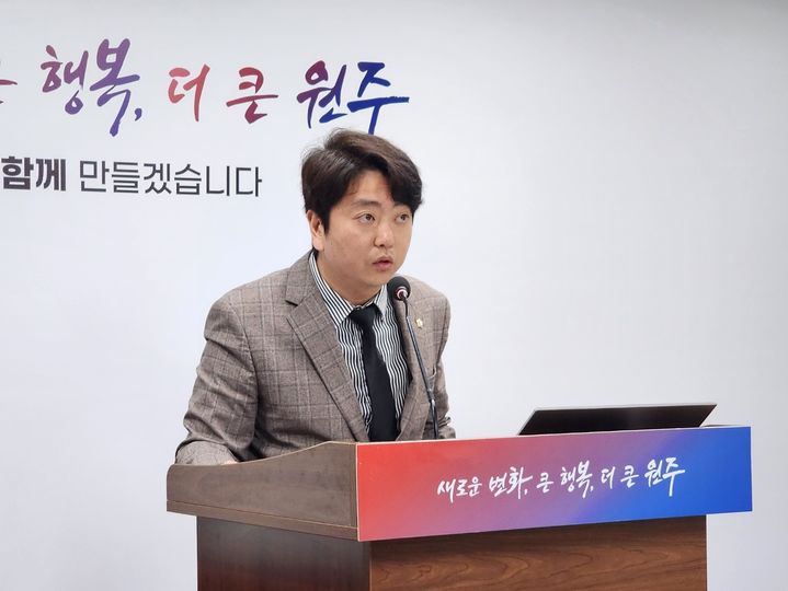 [원주=뉴시스] 이덕화 기자 = 27일 손준기 원주시의원이 원주문화재단 박창호 대표이사 기자회견 후 브리핑룸으로 들어와 "해명할 사안은 의회에서 하고 입틀막 정치는 하지 말라"고 반박하고 있다. 앞서 박 대표는 "정치적 탄압에 문화재단을 이용하지 말라"며 손준기 원주시의원에게 경고했다. 2024.03.27. wonder8768@newsis.com *재판매 및 DB 금지