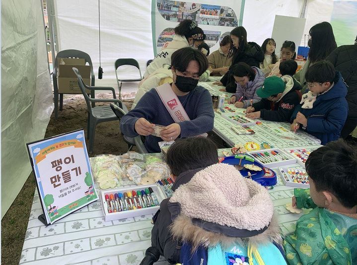 [부산=뉴시스] 부산 연제구는 제5회 연제고분판타지 축제 현장에서 아동의 놀 권리 보장을 위한 ‘팝업(Pop-Up) 놀이터’를 운영했다. (사진=연제구 제공) 2024.03.27. photo@newsis.com *재판매 및 DB 금지