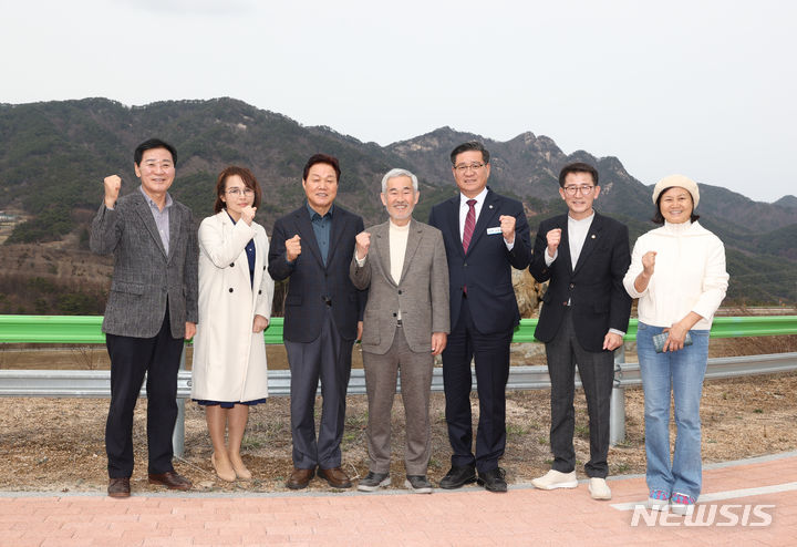 [함양=뉴시스]박완수(왼쪽 세 번째) 경남도지사가 27일 오후 함양군 함양읍 ‘인산죽염 항노화 지역특화 농공단지’ 조성 현장을 방문해 추진 상황을 보고받고 현장을 둘러본 후 기념촬영하고 있다.(사진=경남도 제공) 2024.03.27. photo@newsis.com