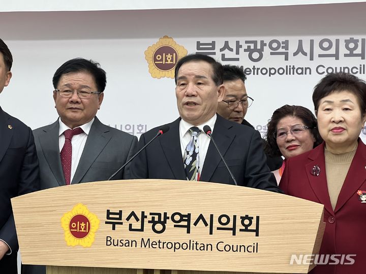 [부산=뉴시스] 원동화 기자 = 더불어민주당에서 부산 사상구 4·10 총선 공천 결과에 반발해 탈당을 선언한 신상해 전 부산시의회 의장이 국민의힘 김대식 후보를 지지한다고 밝혔다. dhwon@newsis.com