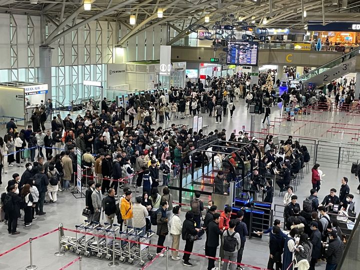 [부산=뉴시스] 북적이는 김해국제공항 국제선터미널 출국장 모습. (사진=뉴시스 DB) photo@newsis.com *재판매 및 DB 금지